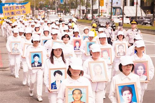 '圖12～13：悼念在中國大陸被迫害致死的法輪功學員'