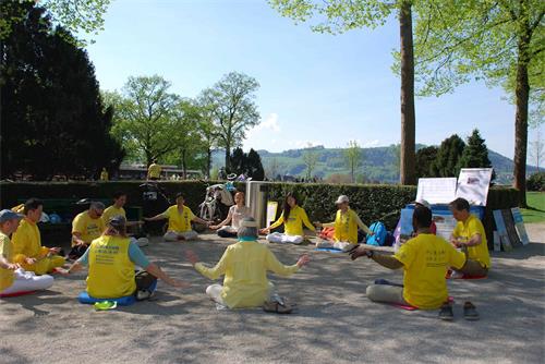 '圖1：瑞士法輪功學員在景點玫瑰園集體煉功，告訴人們法輪功的美好'