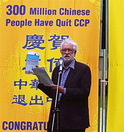 '圖6：中國信息網站編輯、人權活動家鮑勃﹒維尼康博（Bob Vinnicombe）先生讚賞三退勇士的勇氣，說：「這（拋棄中共）對中國人來說實際上是一件非常勇敢的事情。」'