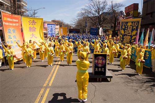 '圖1～4：二零一八年四月二十二日，逾千名紐約法輪功學員在紐約最熱鬧的華人社區──法拉盛集會，慶祝三億中國人三退。'