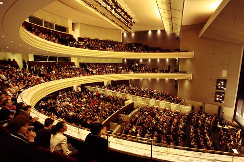 圖1：二零一八年三月三十一日和四月一日，美國神韻紐約藝術團在法國南特市議廳上演二場演出均一票難求。圖為四月一日演出大爆滿的盛況。