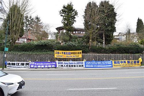 '圖1～4：2018年4月1日，溫哥華部份法輪功學員在溫市Granville街中領館前拉起30多條橫幅組成「真相長城」，慶祝三億人退出中共黨、團、隊組織'