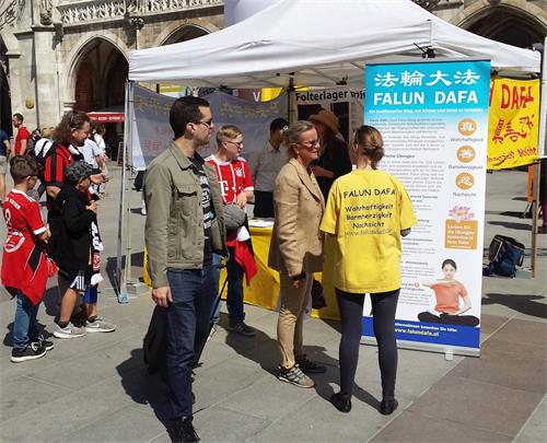 '圖：法輪功學員在德國慕尼黑市中心瑪利亞廣場上傳播真相'