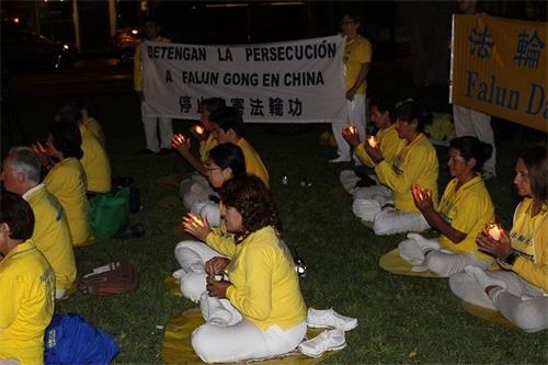 '圖1～2：秘魯法輪功學員中使館前燭光悼念活動'