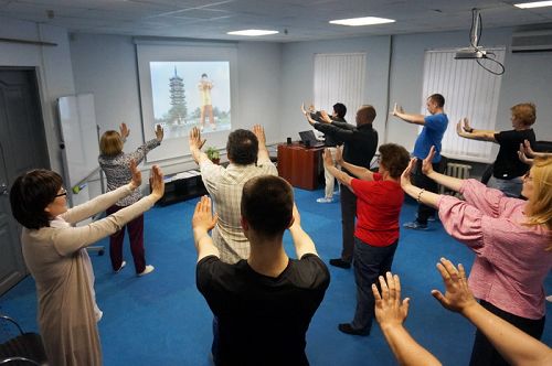 圖1～2：莫斯科「法輪大法九天學習班」上，新學員們學習法輪功五套功法。