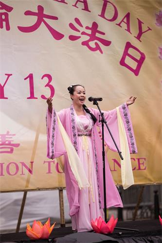 '圖14：二零一八年五月十日，法輪功學員陳瑤在慶祝「第十九屆世界法輪大法日」上表演女聲獨唱。'