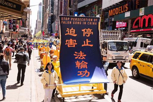 '圖1～12：二零一八年五月十一日，約二千大紐約地區法輪功學員舉辦盛大遊行慶祝世界法輪大法日。'