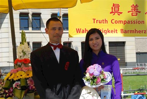 '圖8：Thanh（左）和Tam（右）以講真相來慶祝婚禮'