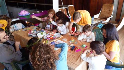 '圖4：兒童們在學習摺疊紙蓮花'