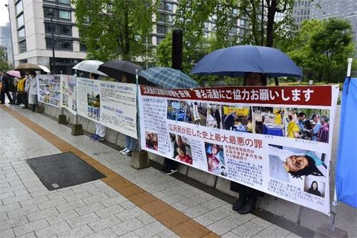 '法輪功學員在日本眾議院會館前呼籲制止中共迫害。'