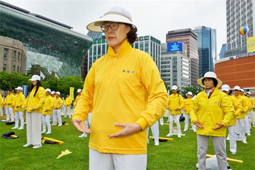 '圖1～6：慶祝「世界法輪大法日」，法輪功學員在首爾市廳廣場演示優美祥和的功法。'