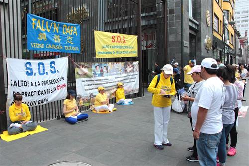 '圖1～5：墨西哥法輪功學員在唐人街舉辦講真相活動'