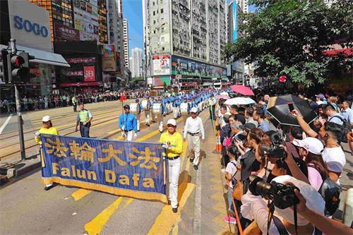 '圖8：天國樂團在香港鬧市行進，雄偉的奏樂聲令沿路民眾深受震撼。'