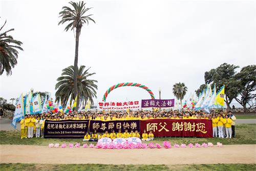 '圖1：洛杉磯部份法輪功學員在聖莫妮卡海灘慶祝5.13「世界法輪大法日」暨法輪大法創始人李洪志先生華誕。'
