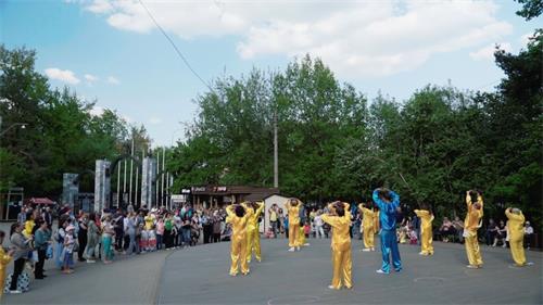 '圖1～5：莫斯科法輪功學員在菲利公園慶祝世界法輪大法日'