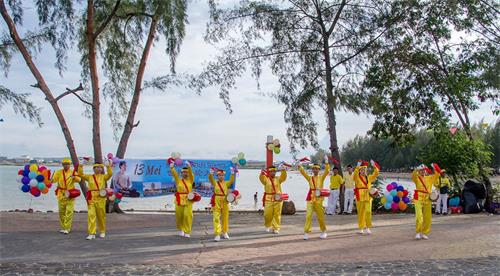 '圖1：巴淡島法輪功學員在奧卡裏納（Ocarina）遊樂場慶祝世界法輪大法日。'