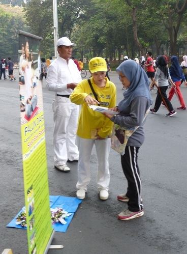 '圖3：雅加達法輪功學員在史納延（Gelora Bung Karno）體育廣場向民眾講真相。'