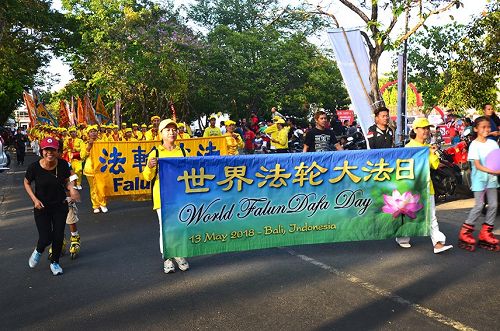 圖2：印尼峇裏島法輪功學員遊行慶祝世界法輪大法日