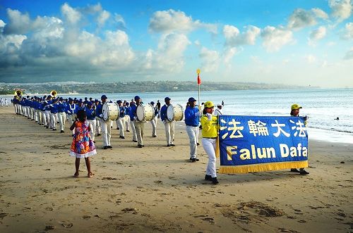 圖5~6：法輪功學員在著名景點格東岸（Kedongan）海灘慶祝世界法輪大法日
