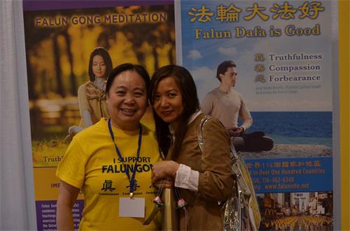 '圖4：營養師陳夏蓉女士（右）表示希望學煉法輪功'