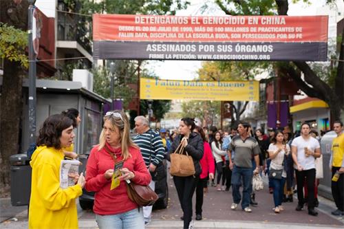 '圖6～7：五月十三日，慶祝大法日，阿根廷學員來到華人街傳播大法的真相。'