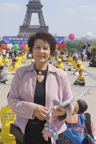 圖17：修煉法輪大法九年的瑪麗波爾（Marie-Paule）在巴黎人權廣場參加慶祝世界法輪大法日活動。