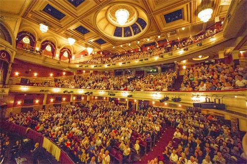 '圖3：五月二十一日神韻紐約藝術團在愛丁堡節日劇院演出爆滿盛況。'