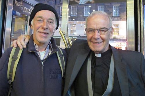 '圖8：五月二十一日，神父詹姆斯﹒利德爾（James?Liddle）先生（右）觀看了神韻紐約藝術團今年在愛丁堡的最後一場演出。'