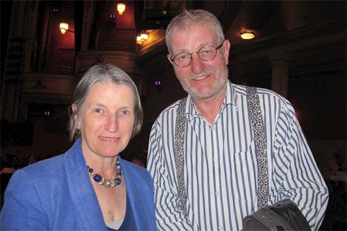 '圖9：五月二十一日，彼得彼得﹒厄斯金（Peter?Erskine）先生和夫人觀看了神韻紐約藝術團今年在愛丁堡的最後一場演出。'