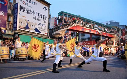 '圖1～2：威風凜凜的新唐人台灣旗鼓隊，精彩翻騰氣勢十足，獲得熱烈掌聲。'