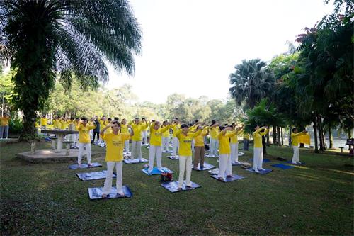 '圖8：五月六日，部份馬來西亞首都吉隆坡和雪蘭莪州的法輪功學員，來到吉隆坡皇后鎮公園舉行集體煉功'