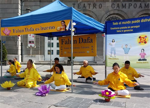 '圖1～2：西班牙法輪功學員在奧維耶多（Oviedo）市中心廣場演示法輪功功法'