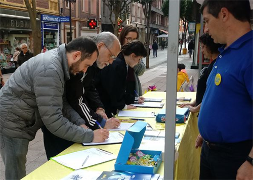 '圖8～11：西班牙奧維耶多市的民眾簽字聲援法輪功反迫害'
