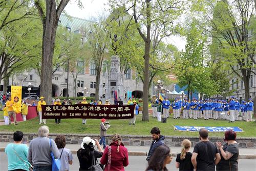'圖1：二零一八年五月二十六日，加拿大魁北克省學員在魁北克市慶祝法輪大法弘傳二十六週年，向民眾傳遞大法的美好'