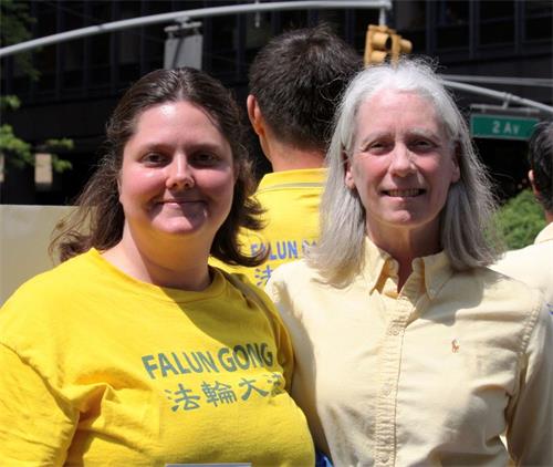 '圖：來自費城的西人法輪功學員珍妮﹒希克斯（Jennie?Sheeks）（左）參加二零一四年紐約舉辦的世界法輪大法日遊行'