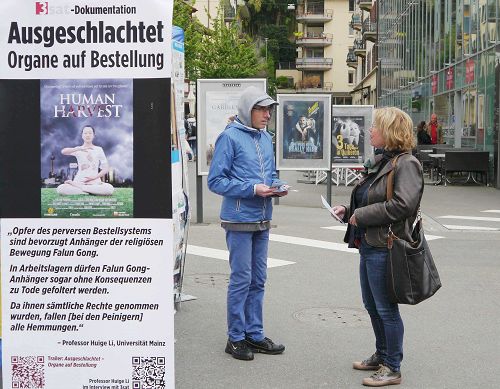 圖1～2：瑞士盧賽恩的獅子廣場上，路人駐足了解法輪功真相。