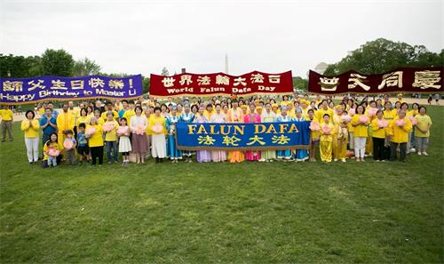 '圖1：二零一八年五月五日，美國首都華盛頓地區部份法輪功學員聚集在美國國家廣場，慶祝「世界法輪大法日」，恭祝師父華誕。'