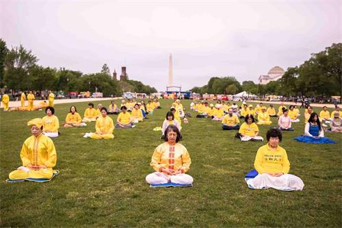 '圖2：二零一八年五月五日，美國首都華盛頓地區部份法輪功學員聚集在美國國家廣場集體煉功，慶祝「世界法輪大法日」。'