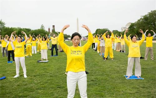 '圖3：二零一八年五月五日，美國首都華盛頓地區部份法輪功學員聚集在美國國家廣場集體煉功，慶祝「世界法輪大法日」。'