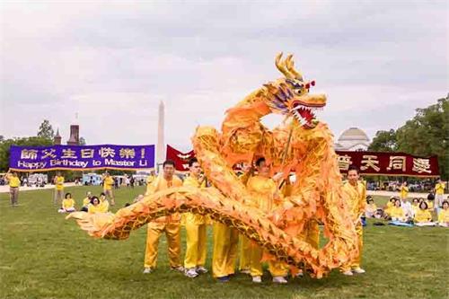 '圖4：二零一八年五月五日，在美國首都華盛頓的「世界法輪大法日」慶祝活動上，法輪功學員表演舞龍。'