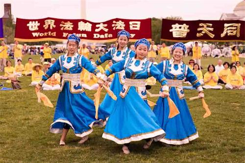 '圖6：二零一八年五月五日，在美國首都華盛頓的「世界法輪大法日」慶祝活動上，明慧學校的大法小弟子表演蒙古舞。'