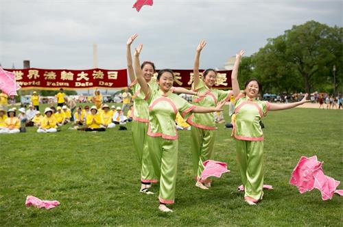 '圖7：二零一八年五月五日，在美國首都華盛頓的「世界法輪大法日」慶祝活動上，明慧學校的大法小弟子表演手絹舞。'