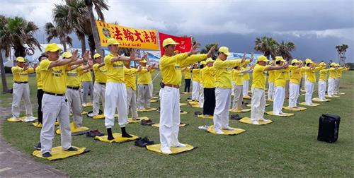 '圖2～3：二零一八年五月六日，法輪功學員在七星潭海邊展示功法，傳播法輪大法的美好。'