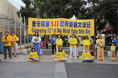 '圖5～7：法輪功學員在華人聚居的城區鬧市，舉辦表演活動、設立真相展板，傳播大法福音'