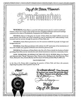 '圖2：?密蘇裏州聖彼得（St.?Peters）市長藍﹒帕格諾（Len?Pagano）頒發褒獎，宣布法輪大法日。'