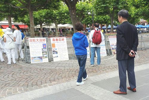 圖3：中國遊客閱讀圖文並茂的展板內容