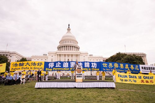 圖1：法輪功學員美國首都集會，呼籲制止中共對法輪功長達十九年的迫害
