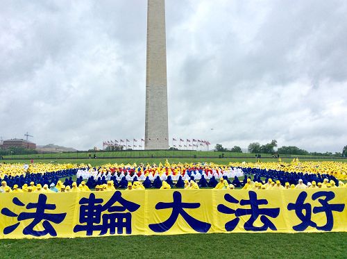 圖2：數千名法輪功學員在華盛頓紀念碑前煉功