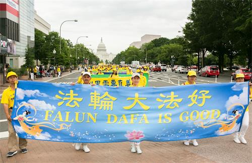 '圖1～2：二零一八年六月二十日，來自世界各地的部份法輪功學員在美國首府華盛頓DC，舉行反迫害遊行。'