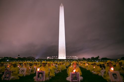數千名法輪功學員於二零一八年六月二十二日傍晚，在美國首都華盛頓DC的華盛頓紀念碑前悼念被中共迫害致死的大陸法輪功學員。